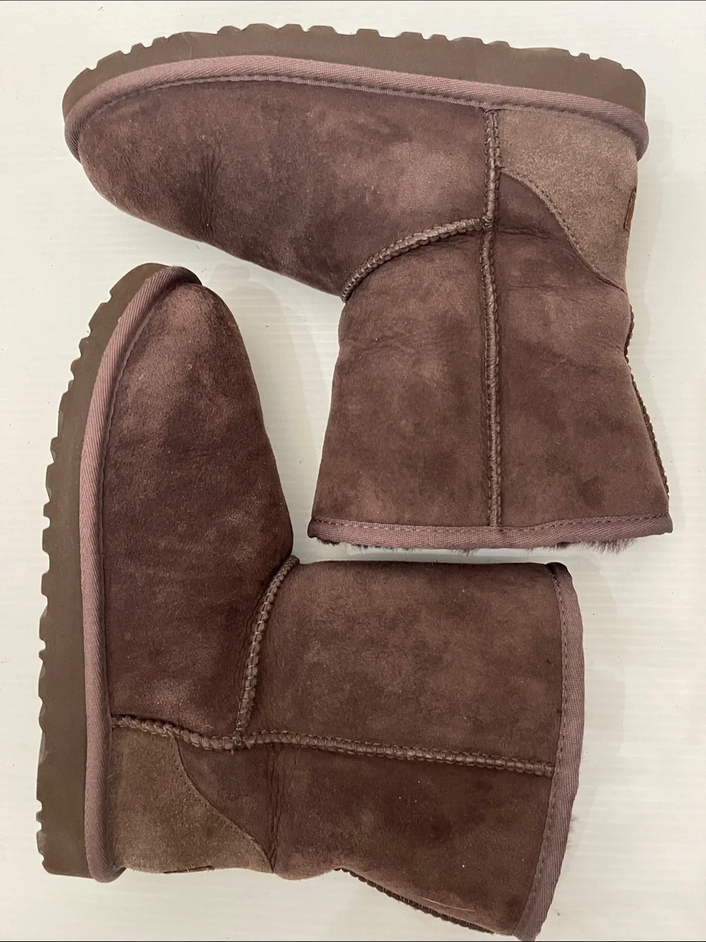 UGG WINTER CLASSIC SHORT II BOOTS BOYS-GIRLS SIZE 4